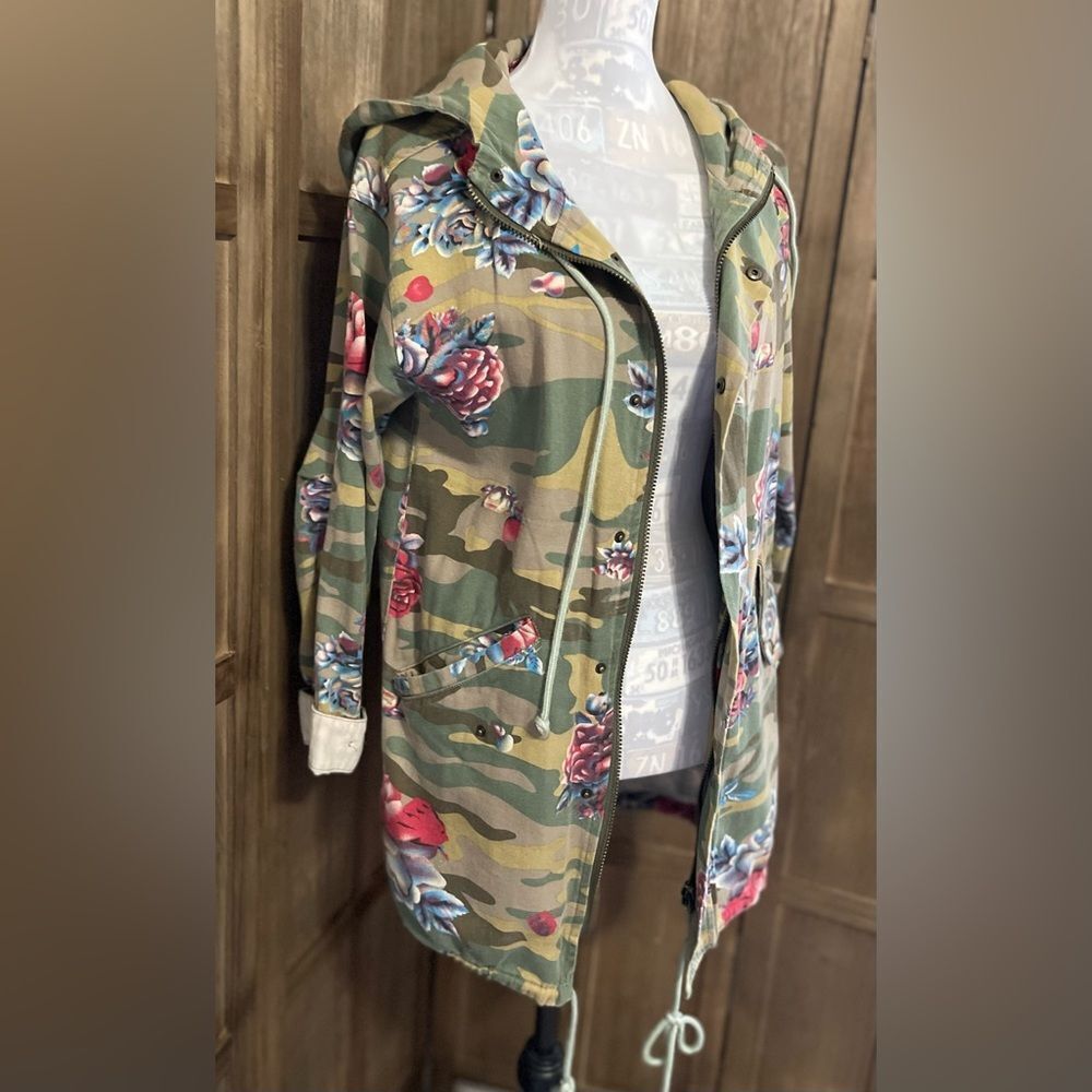 Women’s AMT Camo/Floral Hooded Jacket.